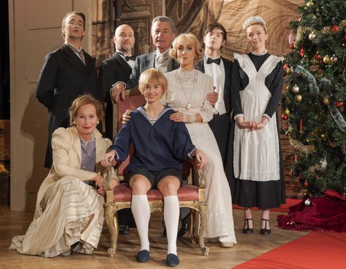 Personengruppe neben einem Weihnachtsbaum