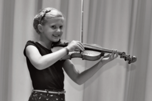 Ein Kind mit Violine
