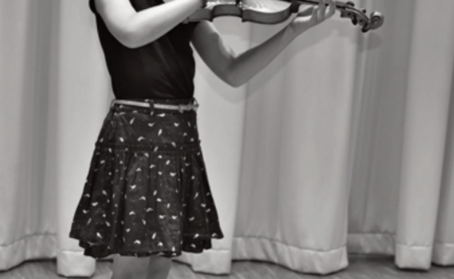 Ein Kind mit Violine