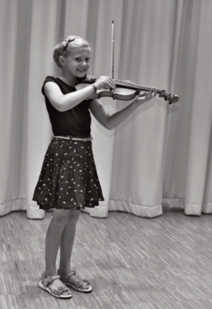 Ein Kind mit Violine