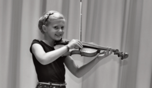 Ein Kind mit Violine
