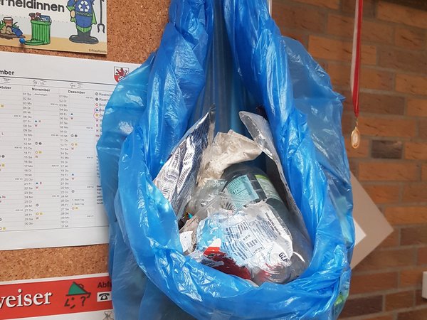 Ein blauer, gefüllter Müllsack 