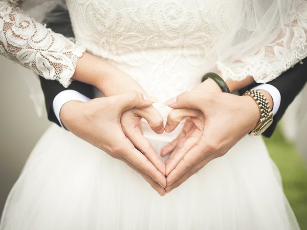 Symbolbild Hochzeit, zwei Hände formen ein Herz