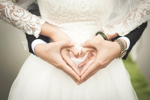 Symbolbild Hochzeit, zwei Hände formen ein Herz
