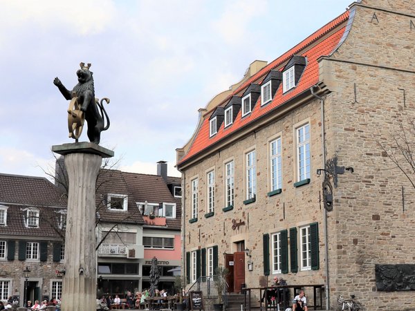 Löwen-Brunnen und Bürgerhaus