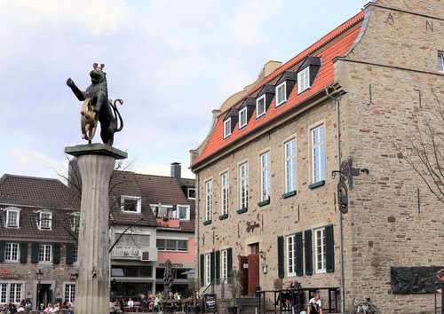 Löwen-Brunnen und Bürgerhaus