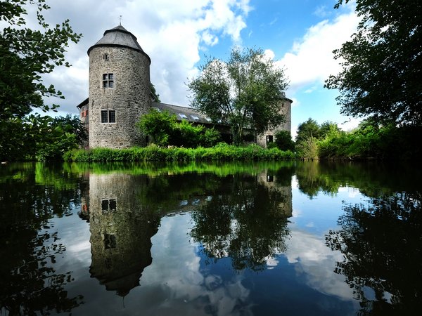 Wasserburg Haus zum Haus mit Gewässer davor
