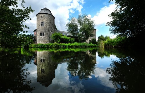 Wasserburg Haus zum Haus mit Gewässer davor