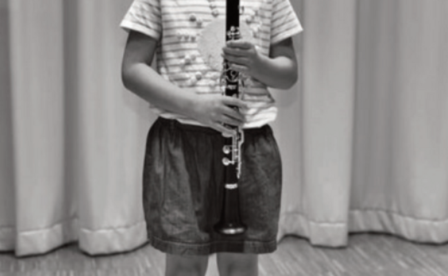 Ein Kind mit Klarinette