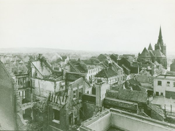 Zerstörte Stadt nach Bombenangrifff