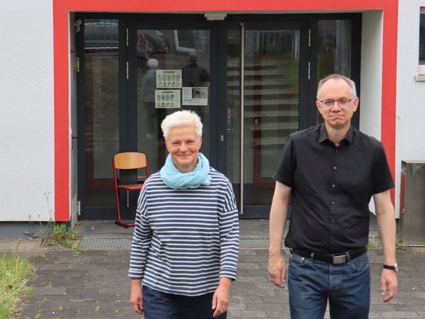 Frau und Mann gehen nebeneinander