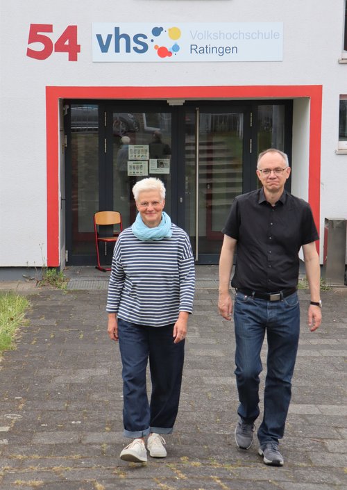 Frau und Mann gehen nebeneinander