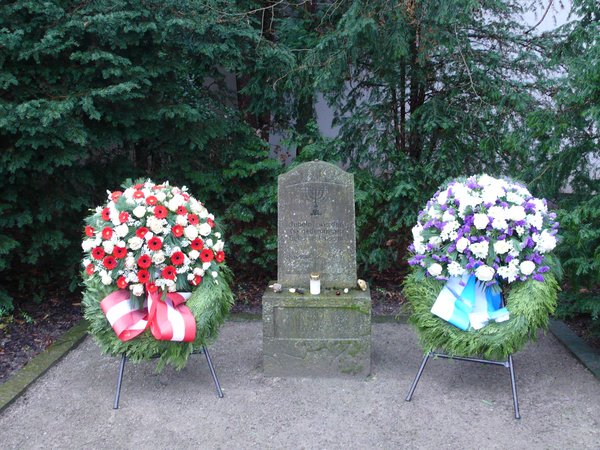 Zwei Kränze an einem Grabmal 