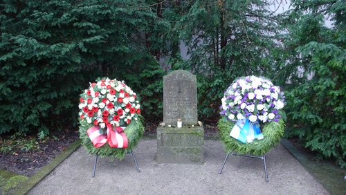 Zwei Kränze an einem Grabmal