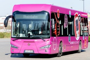 pinker Aktionsbus "Calo Vorführbus" der Rheinbahn, in dem über bargeldloses Zahlen informiert wird. 