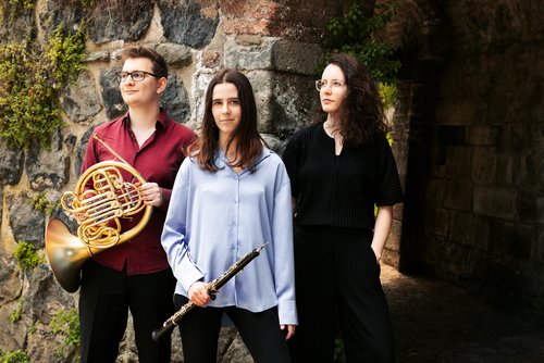 Mann mit Horn und zwei Frauen, eine mit Oboe in der Hand