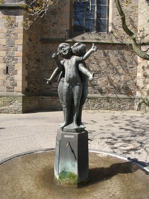 Brunnen mit Dumeklemmer-Figuren
