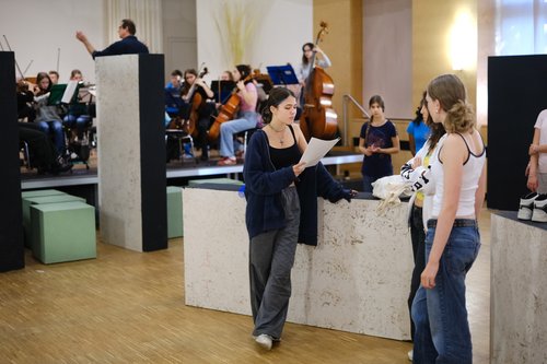 Probenszene mit drei jungen Frauen