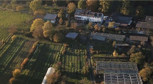 Luftaufnahme von einem landwirtschaftlichen Betrieb
