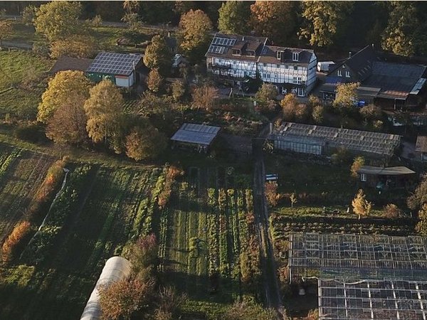 Luftaufnahme von einem landwirtschaftlichen Betrieb