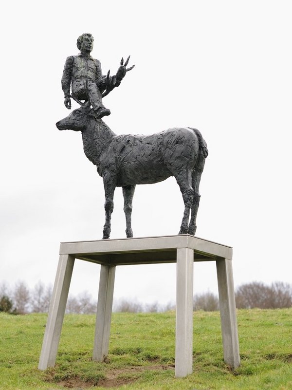 Skulptur von Stefan Balkenhohl; Mann im Hirschgeweih