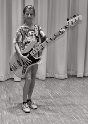Kind mit E-Bass