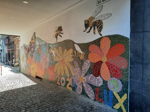 Durchgang an der Bechemer Straße zum Alten Steinhaus, mit Mosaik-Kunst gestaltet, Motiv sind bunte Blumen und Bienen