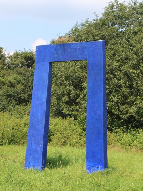 Holzskulptur von Beatrix Sassen; Blaues Tor