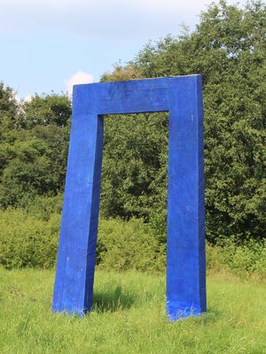 Holzskulptur von Beatrix Sassen; Blaues Tor