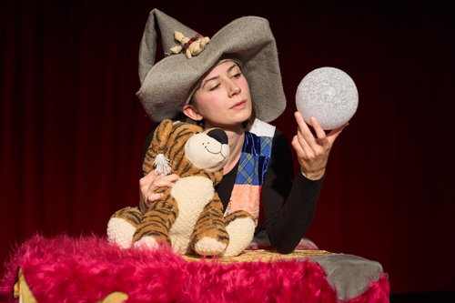 Frau mit Kuscheltier und Zauberkugel