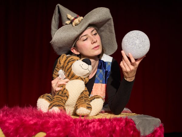 Frau mit Kuscheltier und Zauberkugel