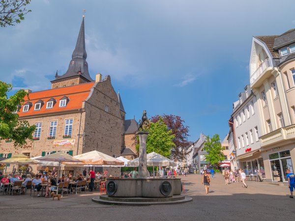 Weitwinkelansicht vom Marktplatz mit Bürgerhaus, Kirce St. Peter und Paul und Löwenbrunnen