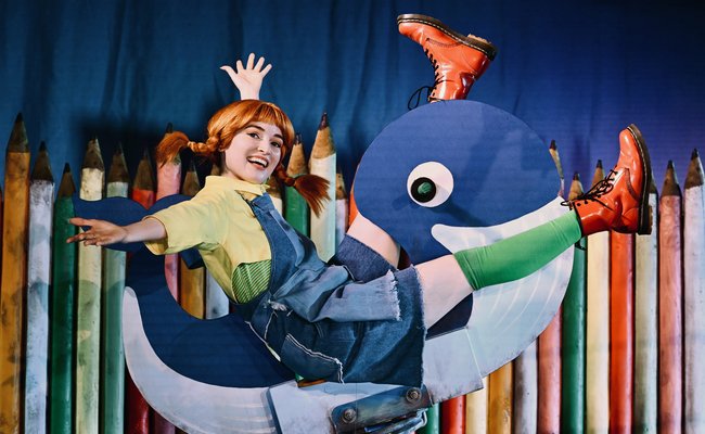 Pippi Langstrumpf liegt in einer Hängematte