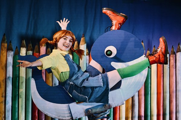 Pippi Langstrumpf liegt in einer Hängematte