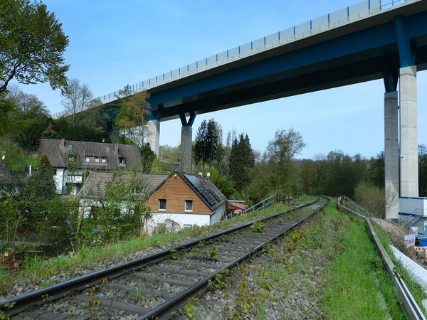 Große Brücke über ein Tal