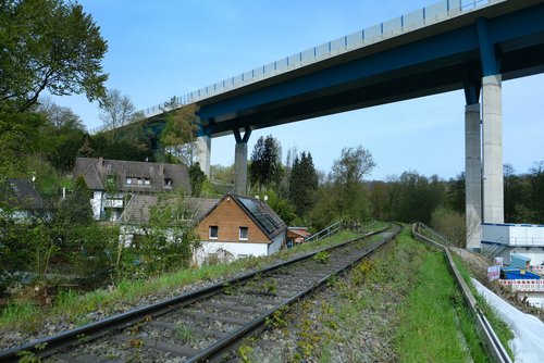 Große Brücke über ein Tal