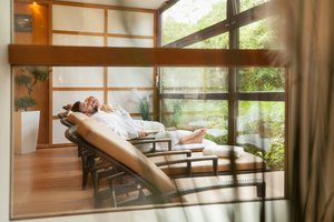 Zwei Personen entspannen sich im der Sauna im Lintorf