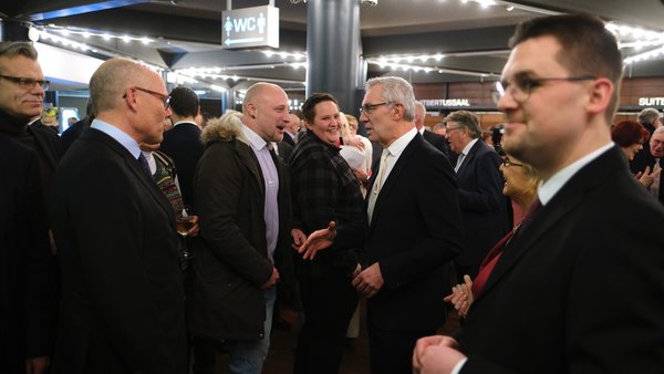 Kammerchorleiter Martin Kurscheid, Bundestagsabgeordneter Peter Beyer, Mike Zollweg und Christiane Wigger (beide Personalrat), Bürgermeister Klaus Pesch und Erster Beigeordneter Patrick Anders (von links)