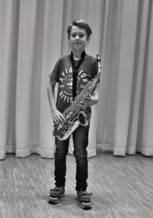Kind mit Saxophon