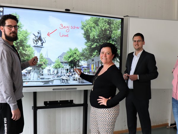 Vier Personen vor einem Active Board