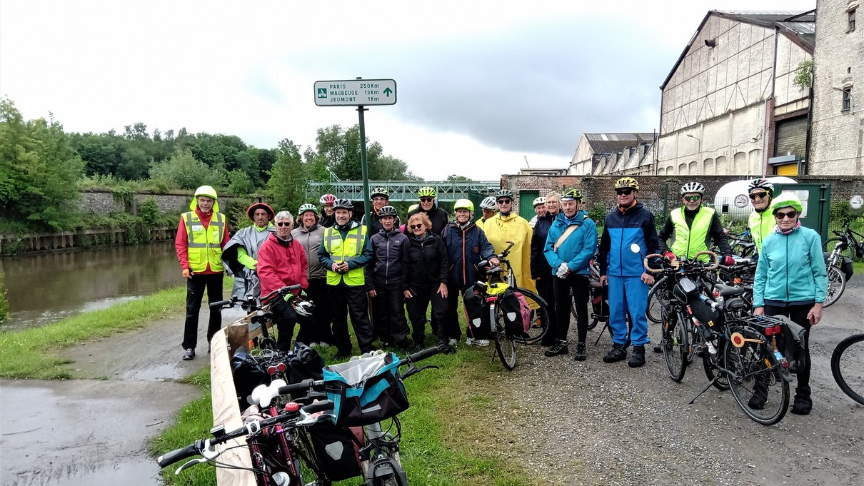 Radlergruppe an Flussufer