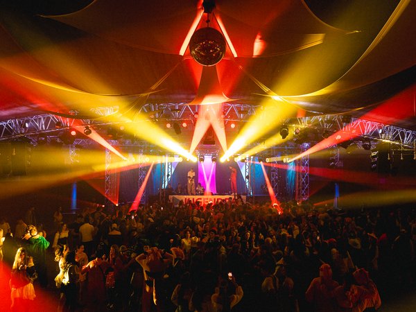 Saal mit voller Tanzfläche 