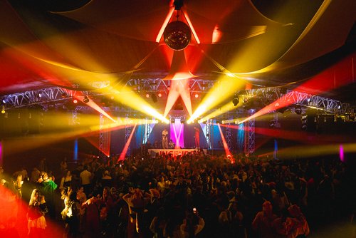 Saal mit voller Tanzfläche 