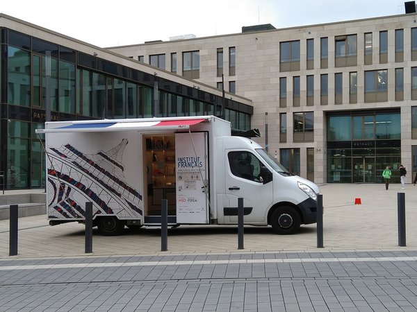 Bibliobus auf dem Rathausvorplatz.