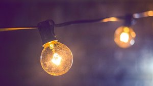 Sie sehen leuchtende Glühbirnen einer Außenbeleuchtung.