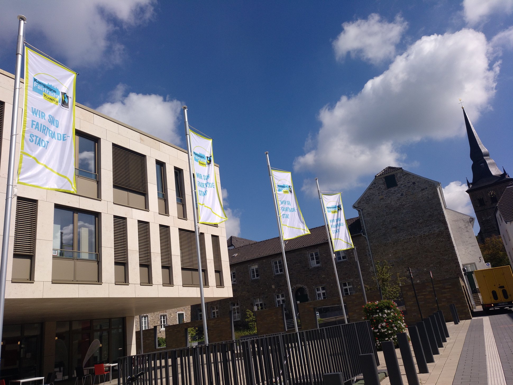 Fahnen vor dem Ratinger Rathaus - Wir sind Fairtrade-Town