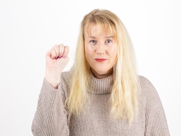 Frau zeigt geballte Faust