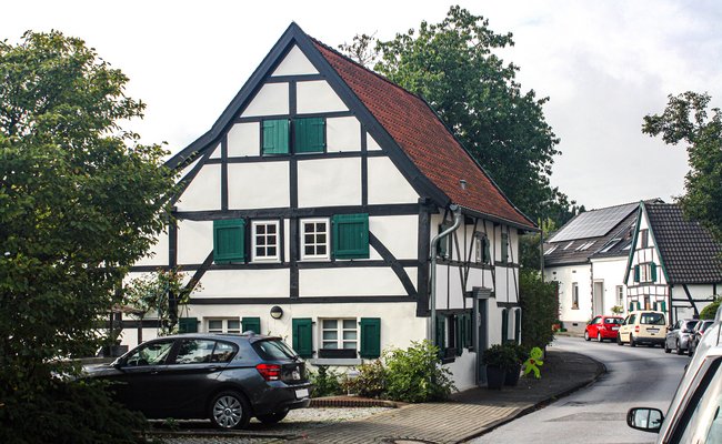 Straße mit schwarz weißen Fachwerkhäusern