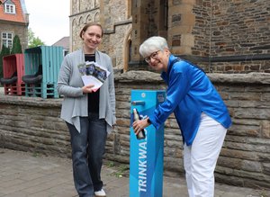 Akteurinnen des Klimaspaziergang am Trinkwasserbrunnen in Ratingen