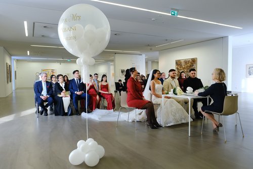 Brautpaar und Hochzeitsgesellschaft